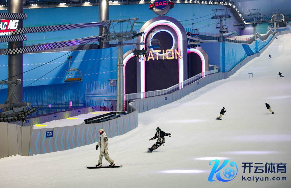 4月1日,滑雪醉心者在长春万达滑雪场滑雪。新华社记者 颜麟蕴 摄